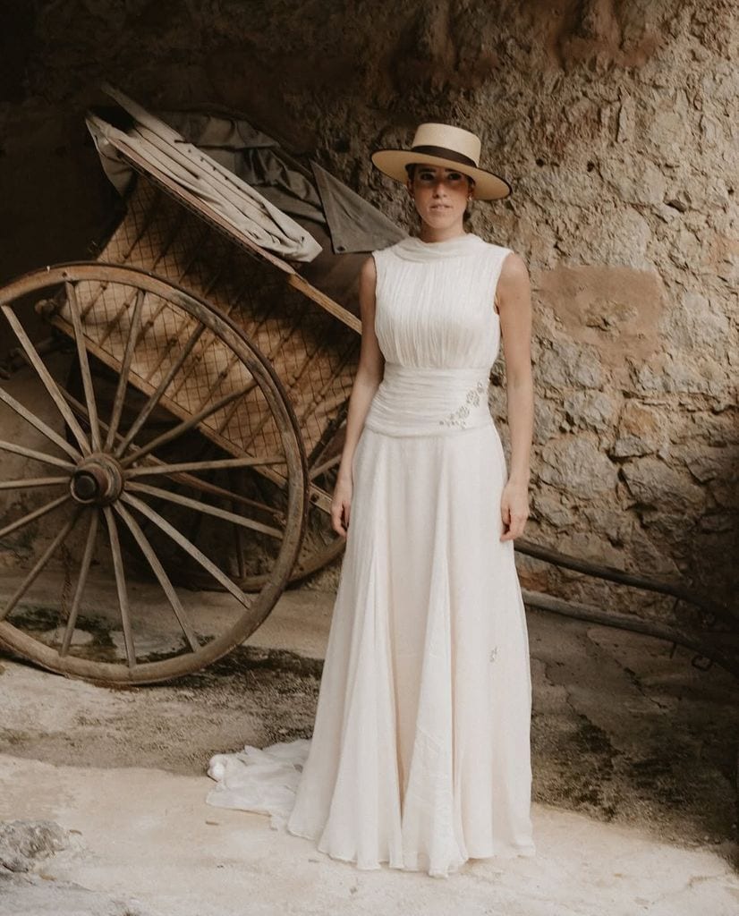 Novias con sombrero y vestido vaporoso