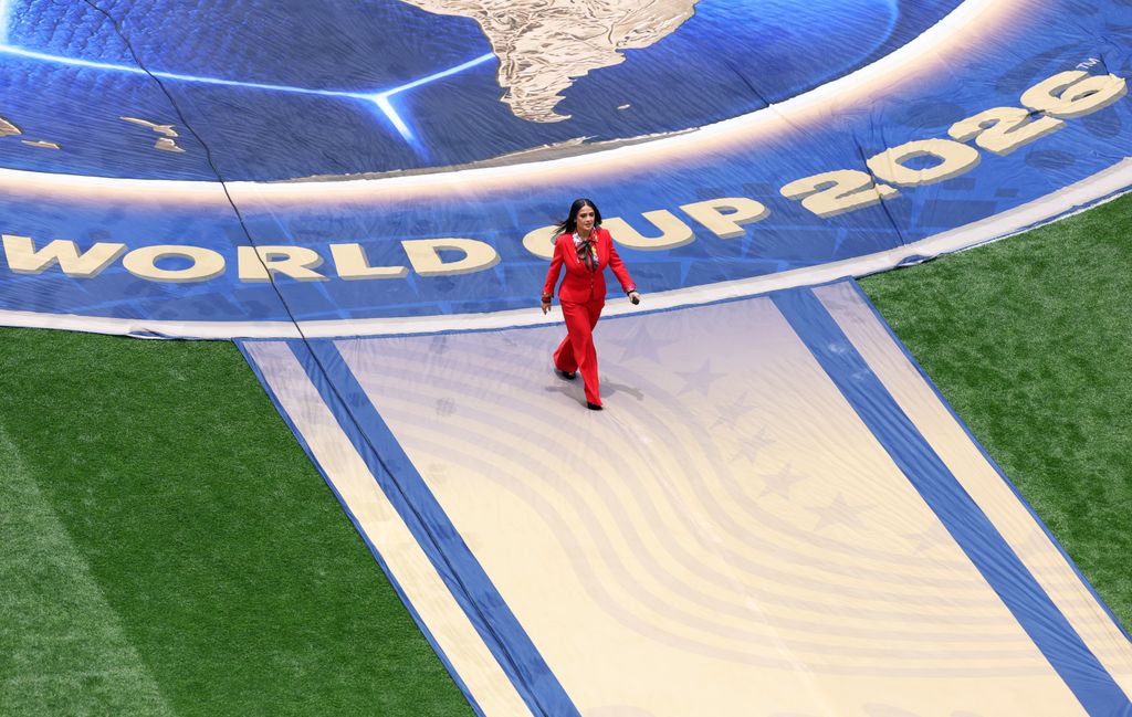 Salma Hayek da el discurso de bienvenida durante el primer partido de la Copa Mundial de la FIFA 2026 en el Estadio Ciudad de México.