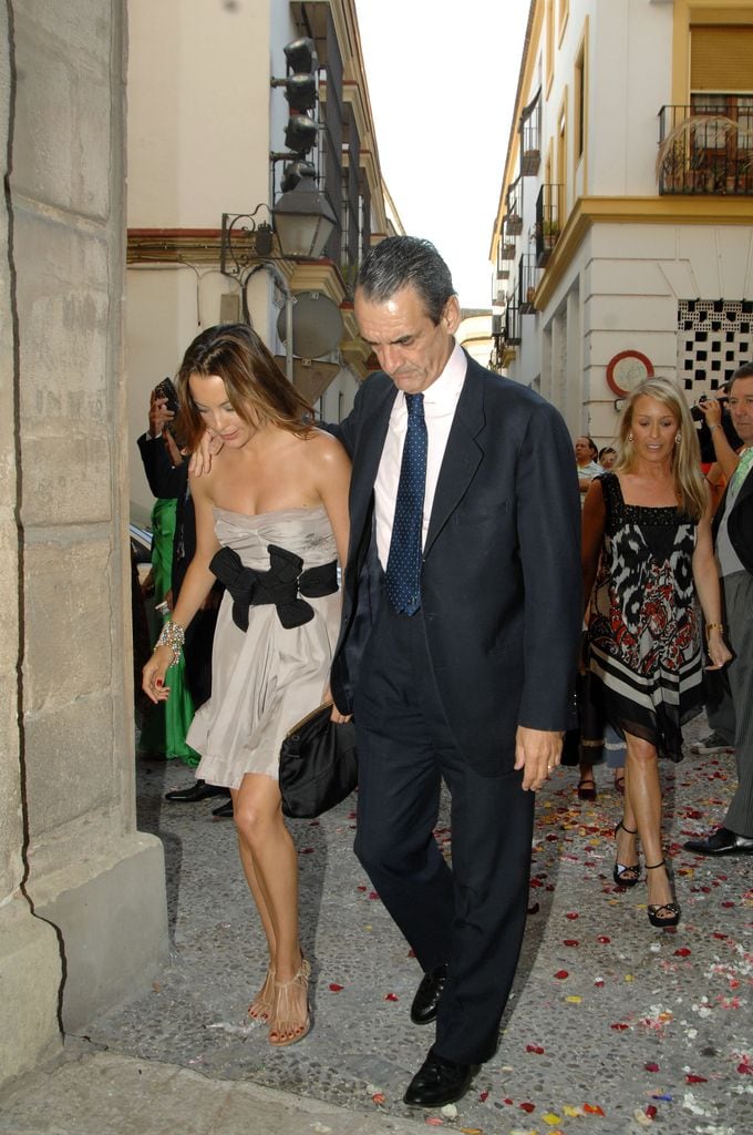 Mario Conde y su hija, Alejandra, en la boda de Andrea Zarraluqui y Javier Rubio en 2008



