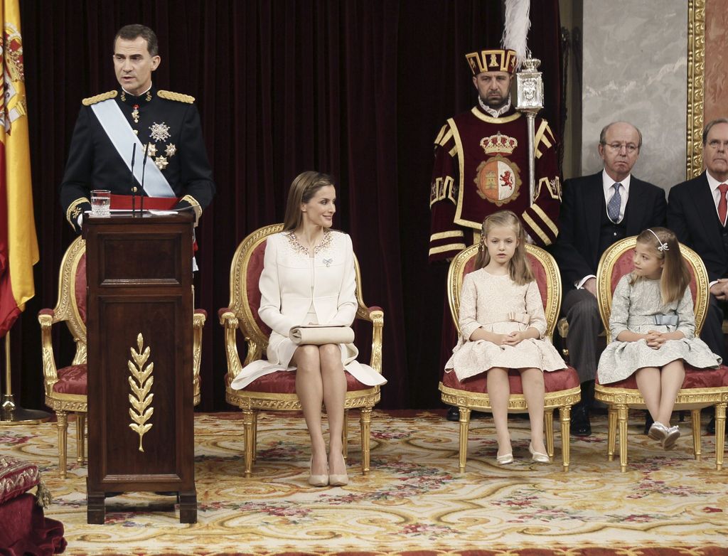 La princesa Leonor y la infanta Sofía, testigos de la proclamación de su padre, Felipe VI