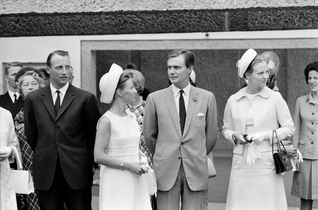 Una de las primeras apariciones públicas de Sonia Haraldsen, como prometida del príncipe Harld, fue precisamente en el recibimiento que se brindó en Oslo a Margarita y Henrik de Dinamarca que se habían casado el año anterior