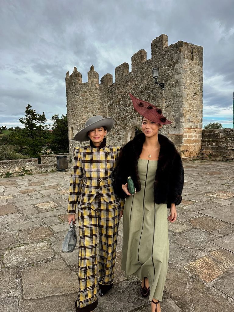 Invitadas con tocado de invierno