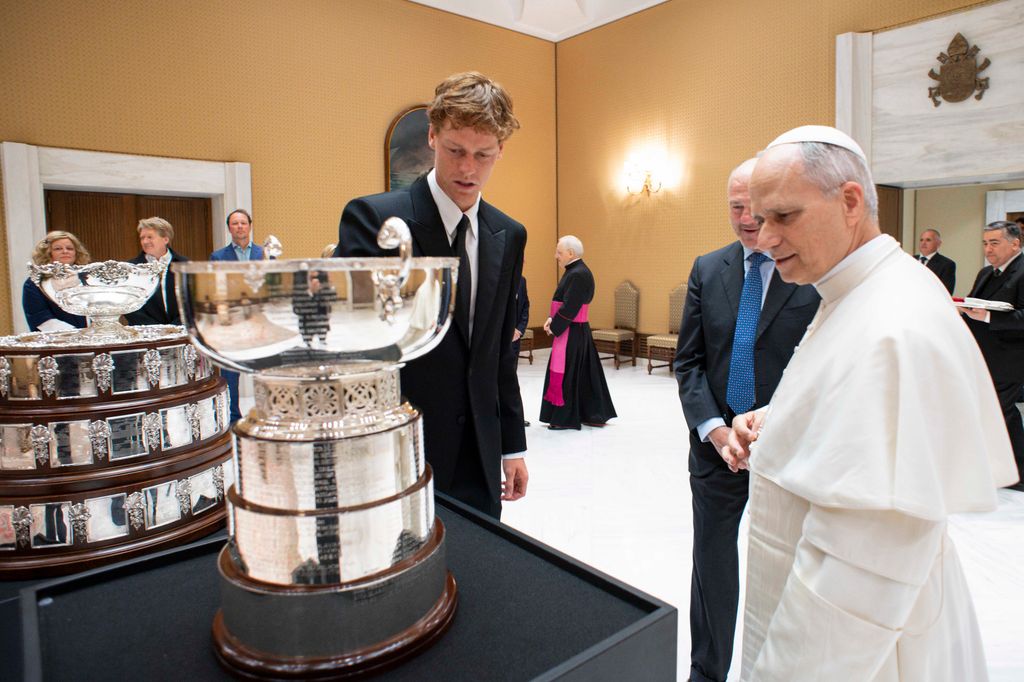 Jannik Sinner y el Papa Francisco contemplan los trofeos de tenis que actualmente posee Italia