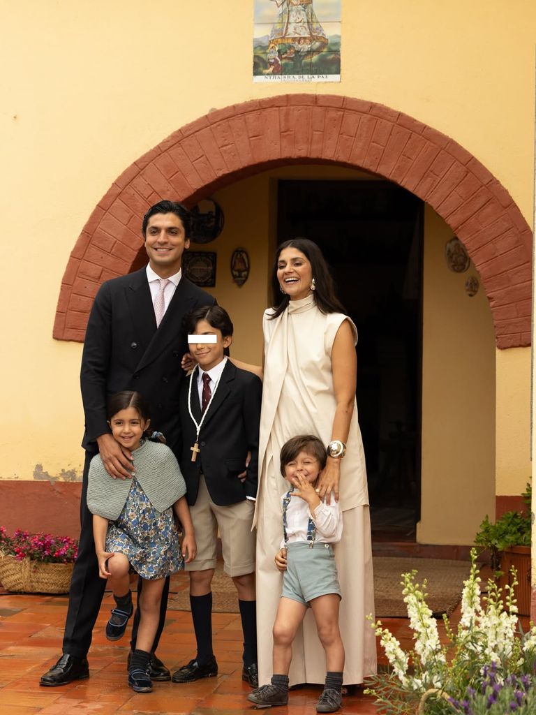 La emoción de Tomás Páramo y María García de Jaime en la Primera Comunión de su hijo mayor, Tristán