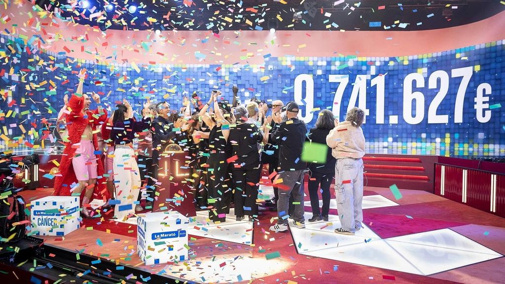 Ramón Pellicer junto a los participantes de su programa cuando han celebrado el dinero que han recaudado con sus testimonios