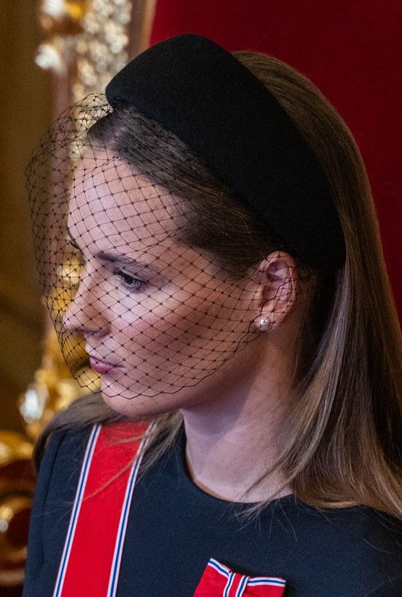 Ingrid Alexandra de Noruega con pendientes de perlas, símbolo de luto por la muerte de su abuelo, el rey Harald, 2026