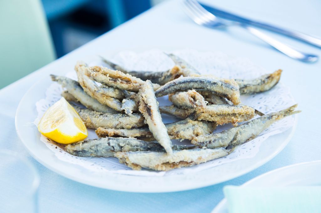 Recién hechos, dorados y con una fritura ligera: así se disfrutan unos auténticos boquerones a la andaluza.