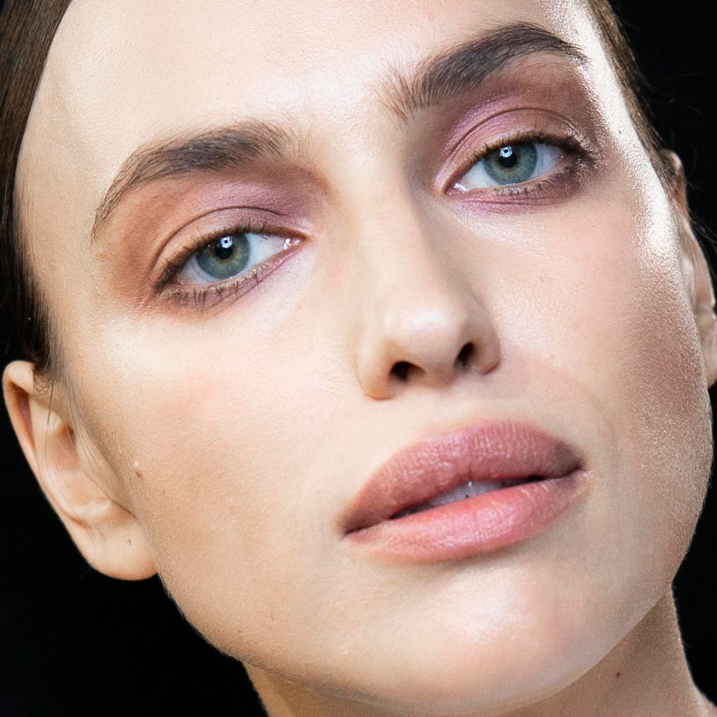 mujer joven maquillaje