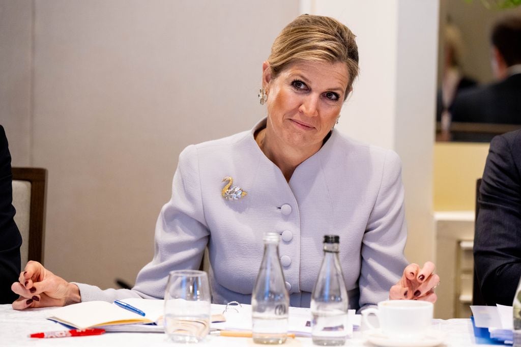 Máxima rescata un broche de piedras preciosas con forma de cisne en Sudáfrica