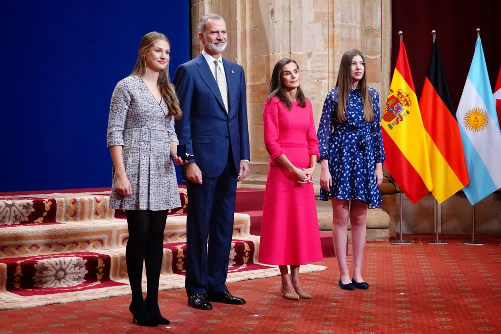 Los reyes Felipe  y Letizia en la entrega de premios Princesa de Asturias con la princesa Leonor, la infanta Sofía en 2024