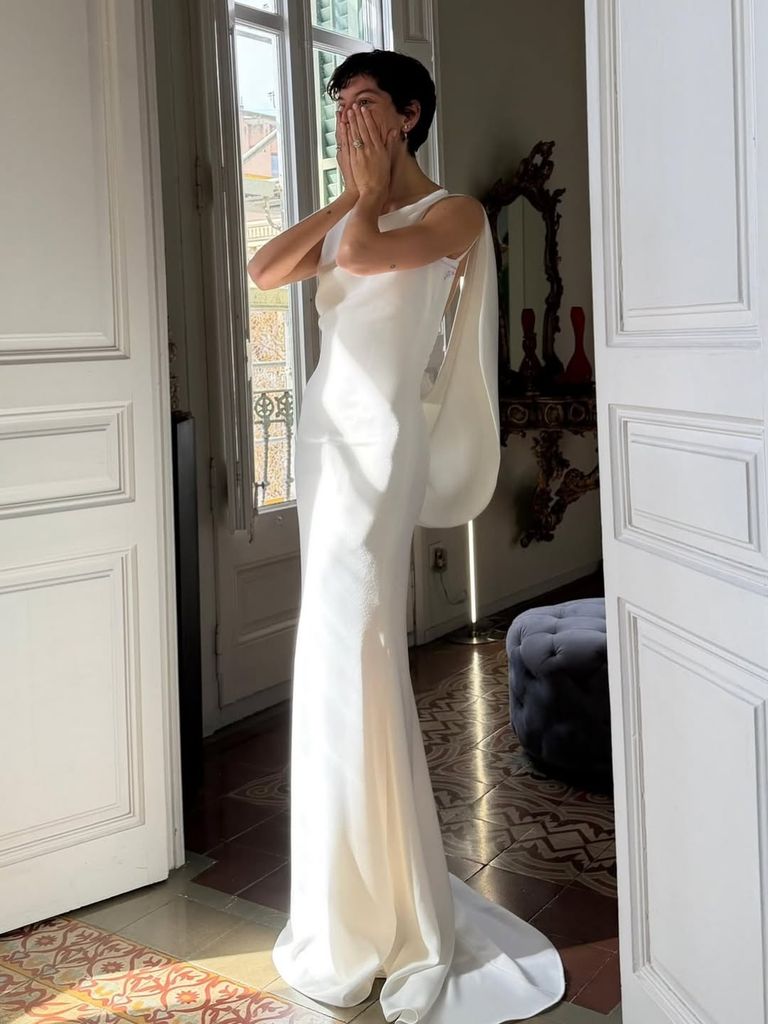Marta no pudo evitar emocionarse al verse con el vestido por primera vez