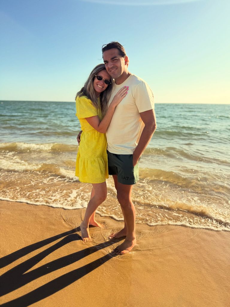 La periodista, con su marido Jacobo Millán