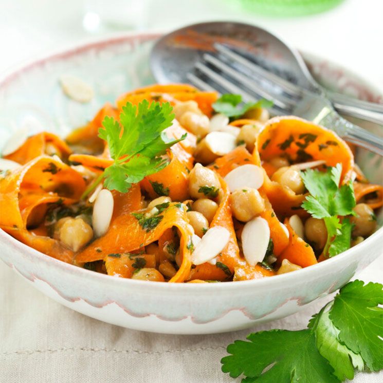 Ensalada de garbanzos y zanahoria con cilantro