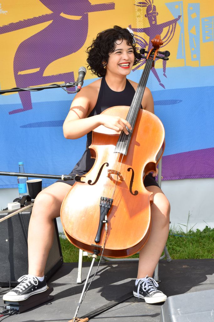 Ana Carla Maza se ha presentado en salas y festivales de referencia como Jazz à Vienne, London Jazz Festival, Paris Jazz Festival, entre muchos otros.