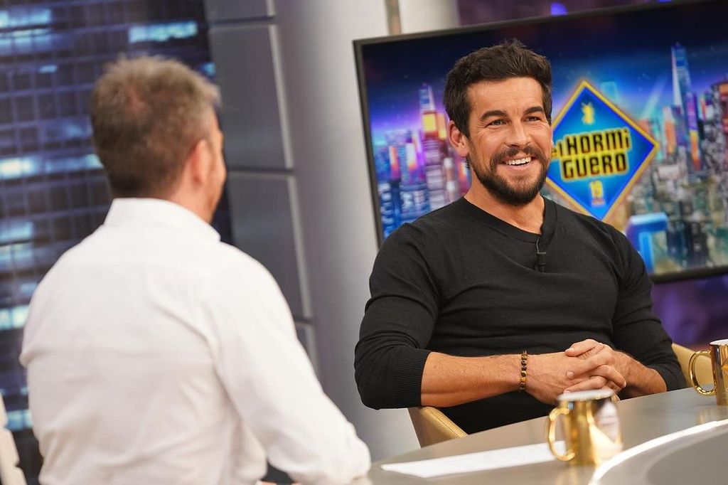 Plano medio de Mario Casas con Pablo Motos en El Hormiguero