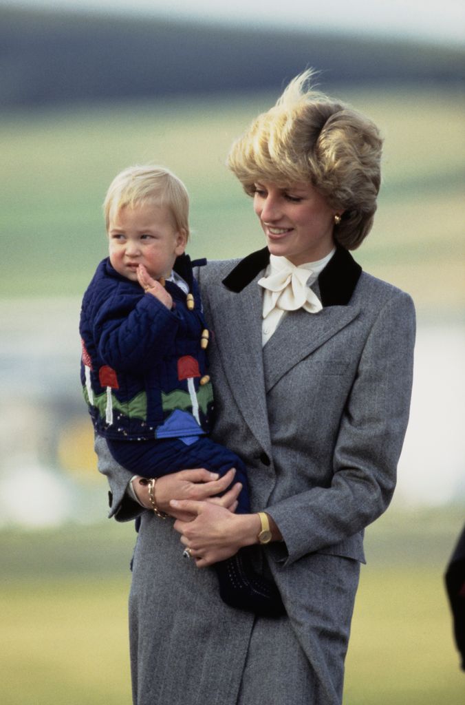 Diana de Gales con abrigo gris en Aberdeen, 1983.