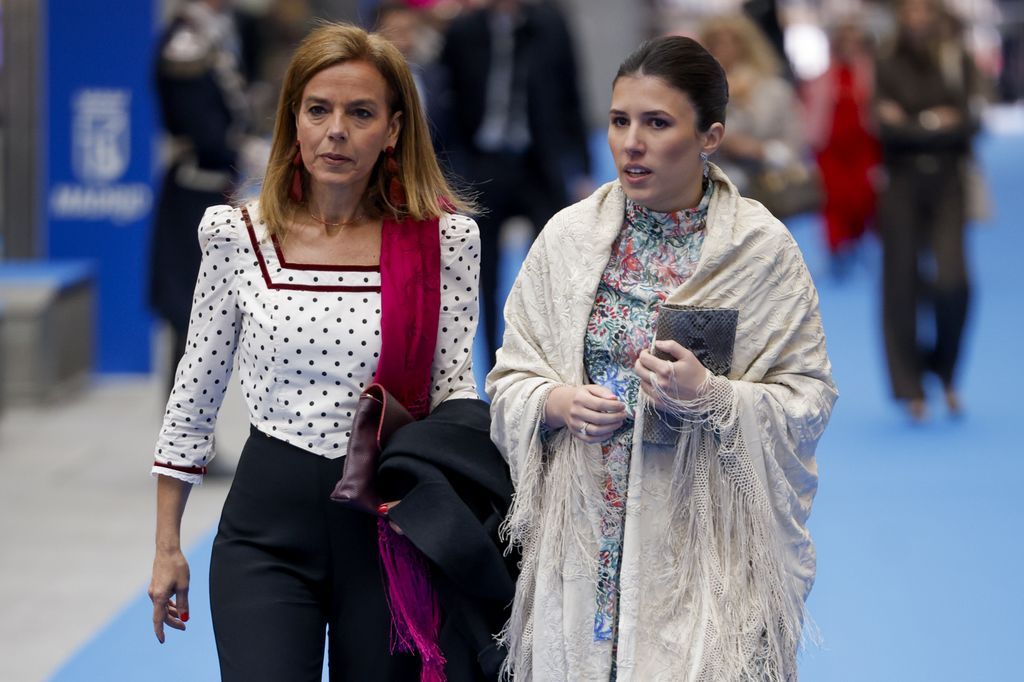 Teresa Urquijo a su llegada al Ayuntamiento de Madrid junto a María Aguado