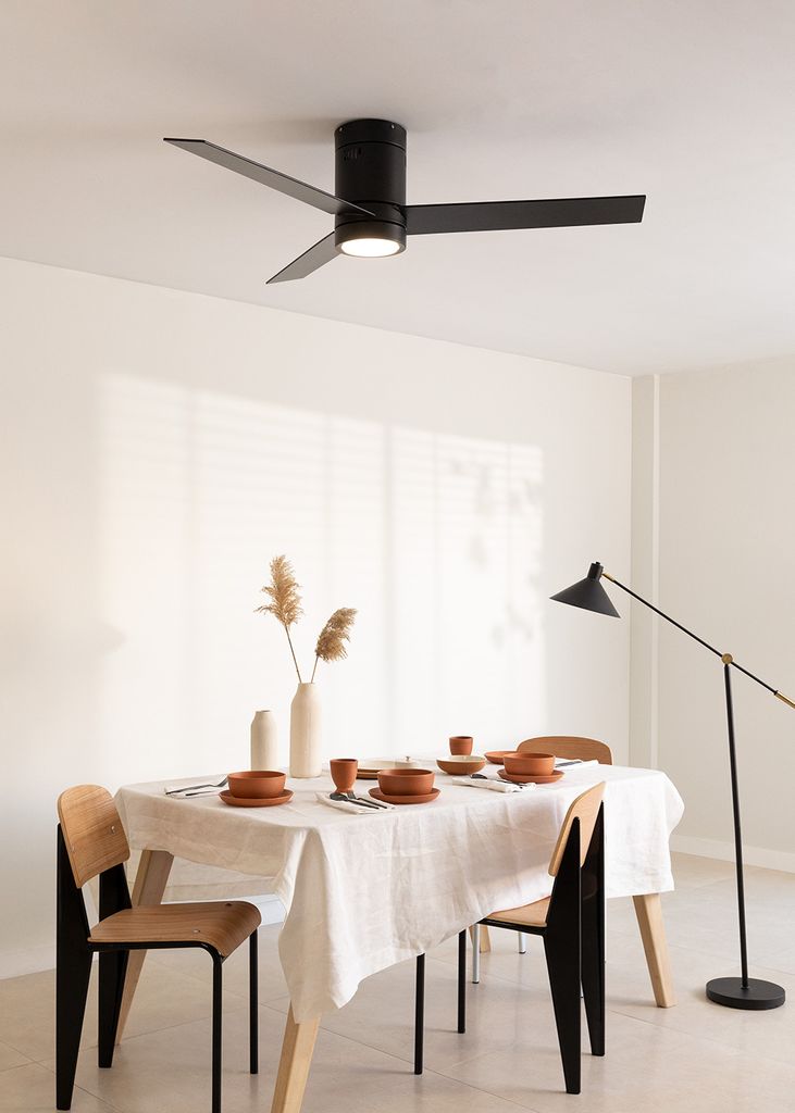 Comedor con ventilador de techo.