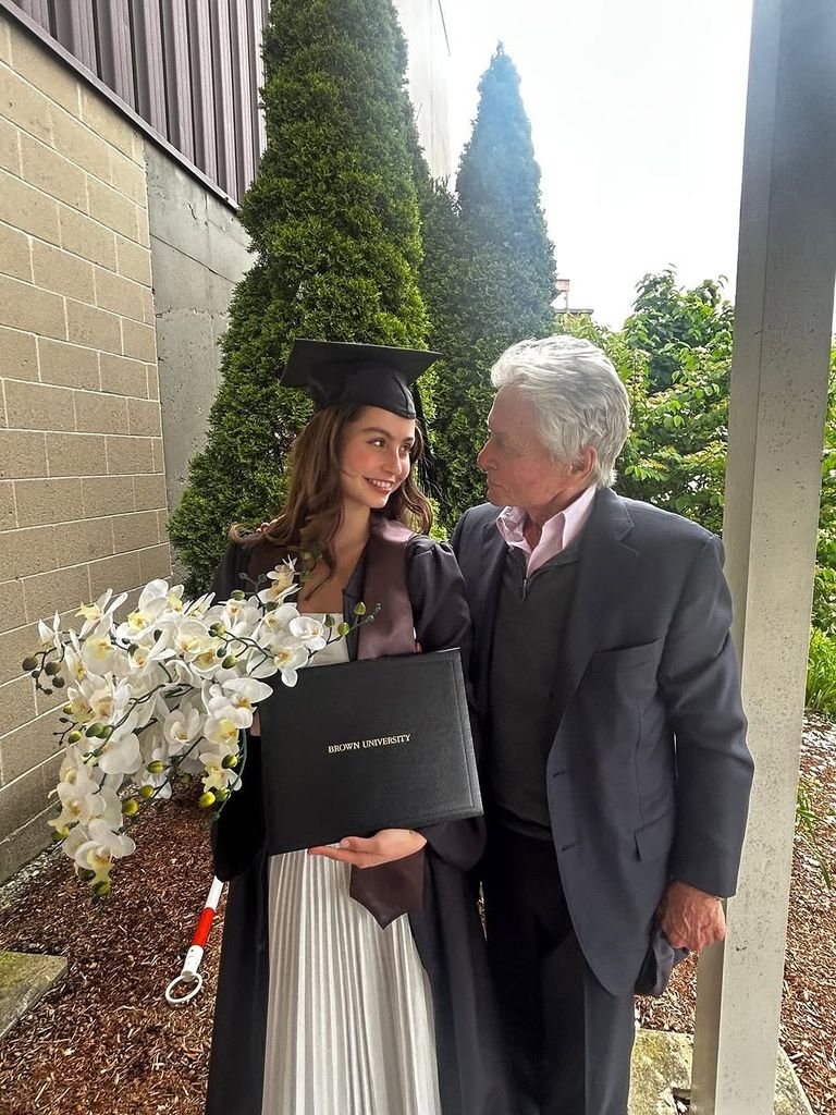 Carys Douglas junto a su padre.
