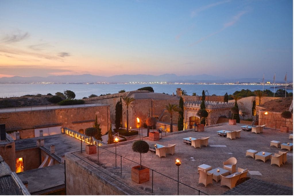 Cap Rocat está ubicado en una antigua fortaleza militar. A su coqueto hotel, se unen el spa, su Sea Club y el restaurante La Fortaleza, de cocina de autor.