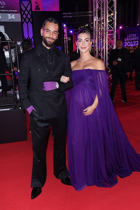 Maluma y su novia Susana posan por primera vez juntos y presumiendo de embarazo en los Grammy Latinos 2023