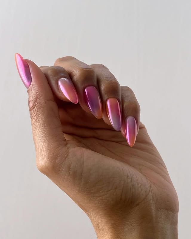 Manicura en tonos rosas metalizado