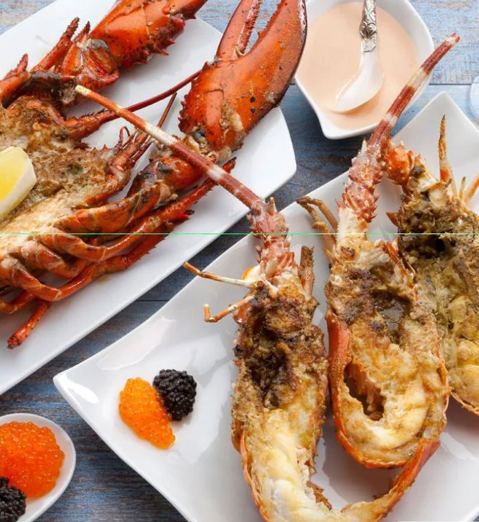 Aunque la misma familia, el bogavante presenta unas patas delanteras muy poderosas con forma de pinza, mientras que la lagosta tiene dos largas antenas. 