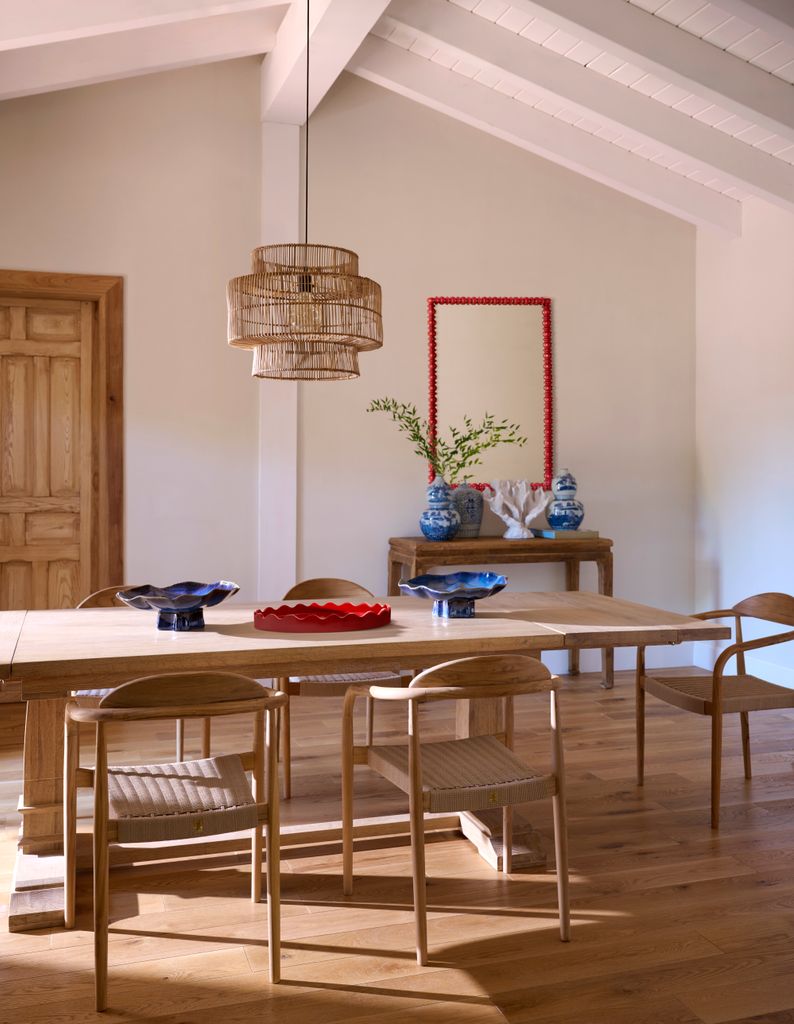 Comedor con muebles de madera clara