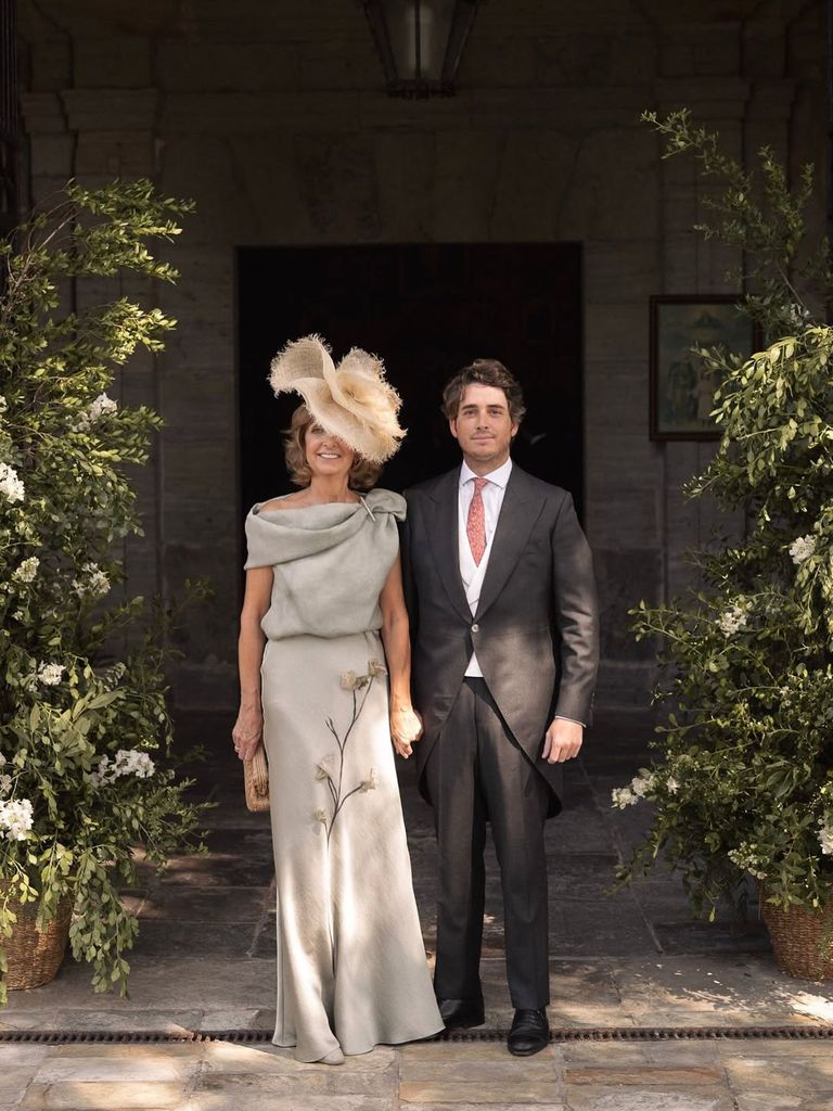 María, una madrina con vestido verde grisáceo con flores, de Sole Alonso, y tocado de rafia de Mimoki