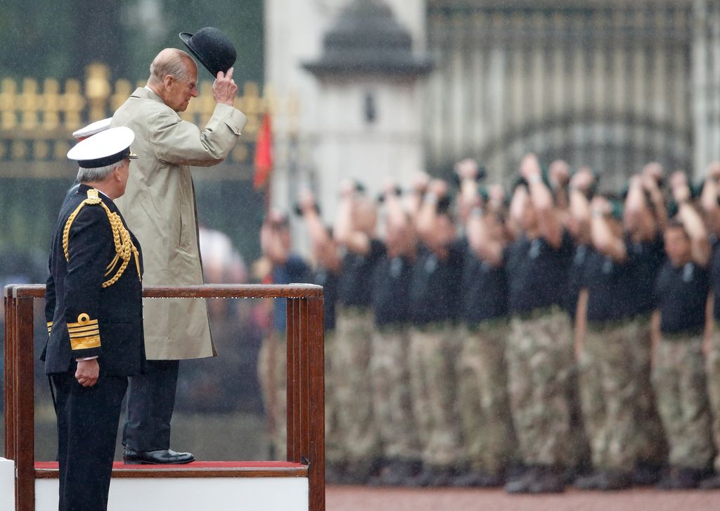 En agosto de 2017, bajo la lluvia de Londres y frente al Palacio de Buckingham, el duque de Edimburgo acudió a su último acto oficial