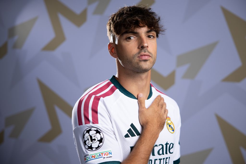 Raúl Asencio en su posado oficial como jugador del Real Madrid el 13 de agosto de 2026