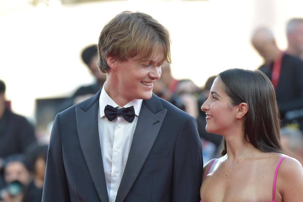 El actor Christopher Briney en el Festival de Venecia de 2024 con su novia, la actriz Isabel Machado