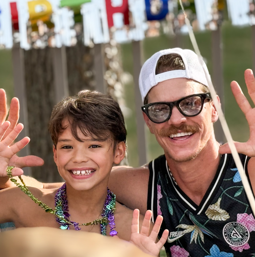 Josey junto a su padre, Ryan Dorsey