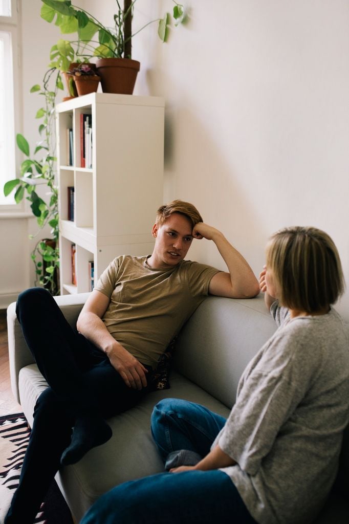 pareja hablando salon