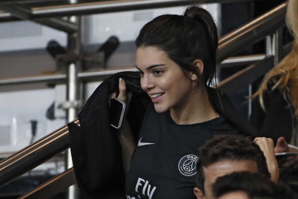 El soccer es uno de los deportes favoritos de Kendall, quien siempre da clases de estilo cuando acude al estadio.