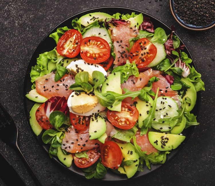 Ensalada de rúcula con salmón y aguacate