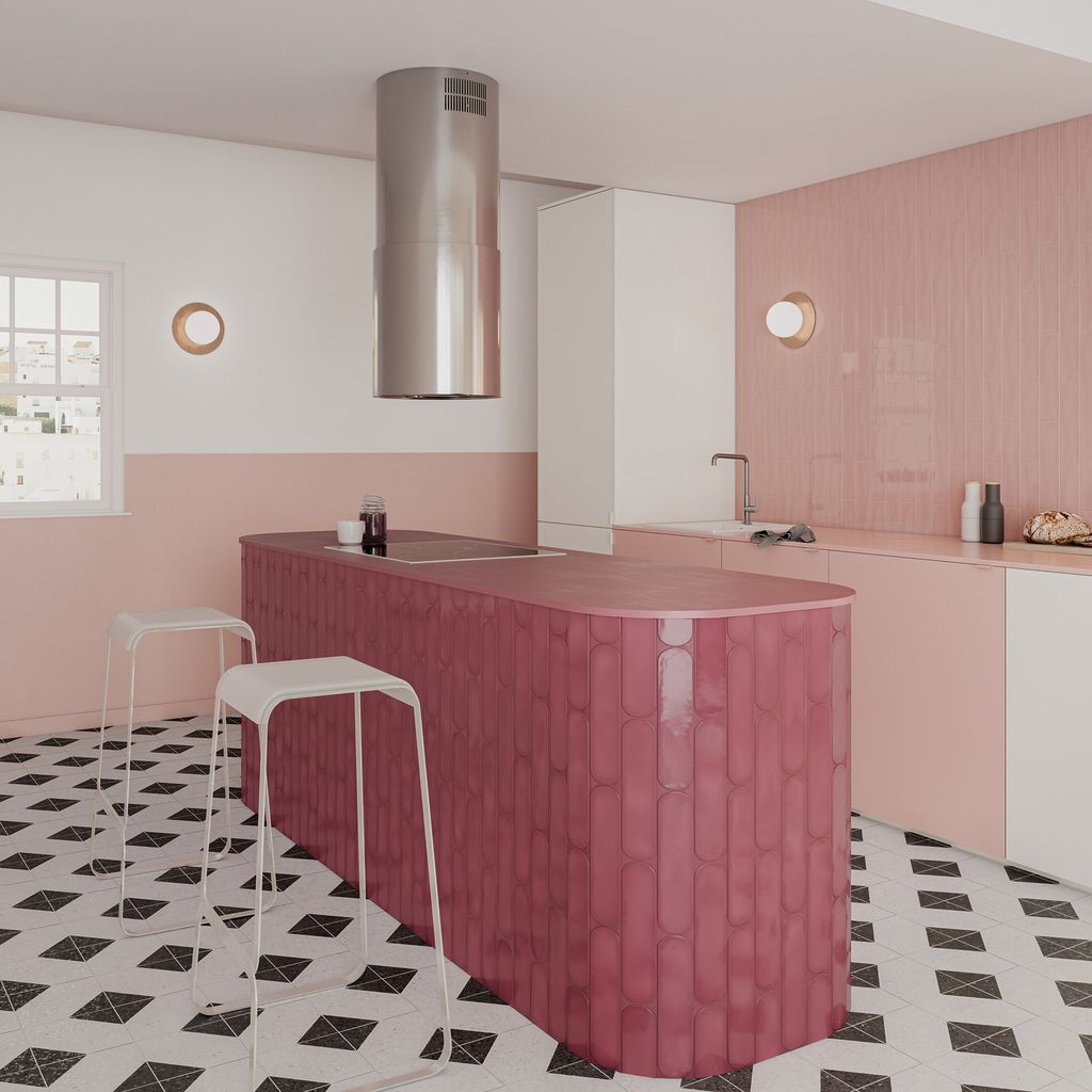 Cocina con azulejos en tonos rosas y suelo en damero