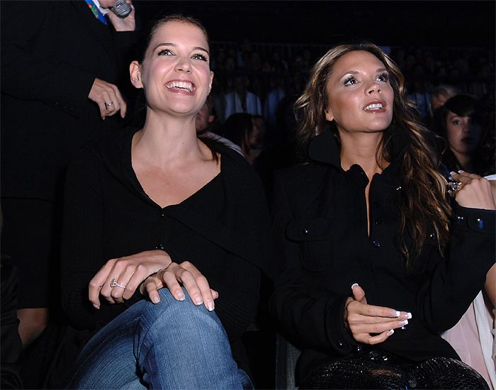 Victoria Beckham y Katie Holmes en un desfile en 2006