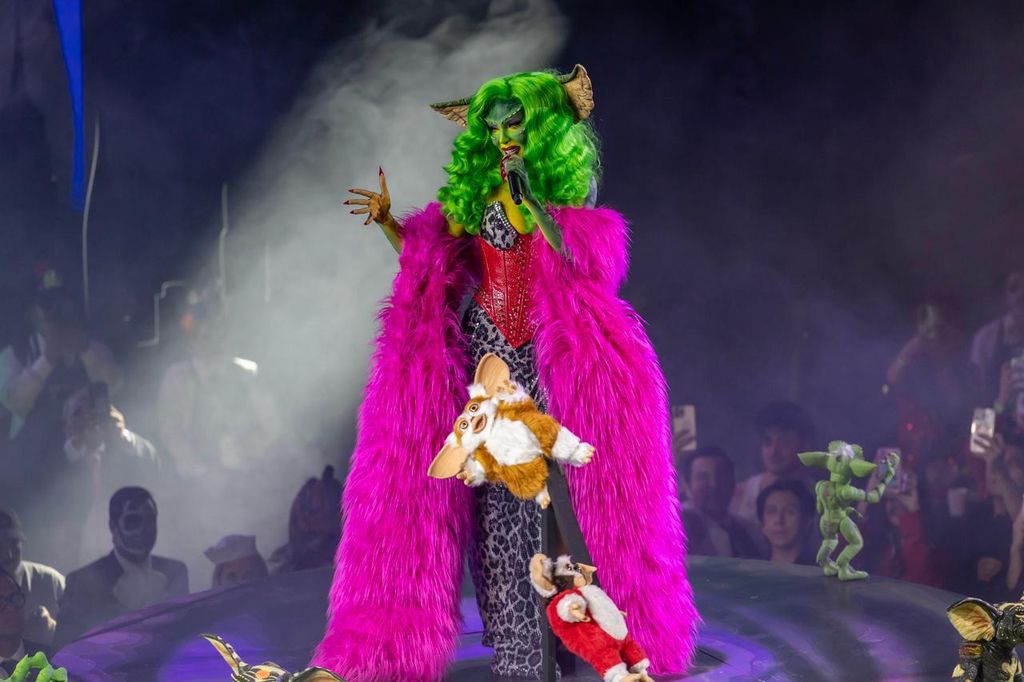 Belinda lució espectacular con su vestido de animal print y corsé rojo.