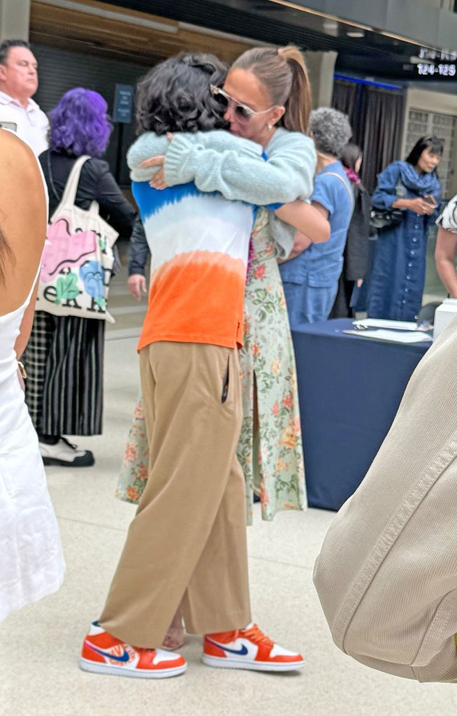 Jennifer Lopez se dejó ver muy emocionada en la ceremonia de graduación de su hijo Max.