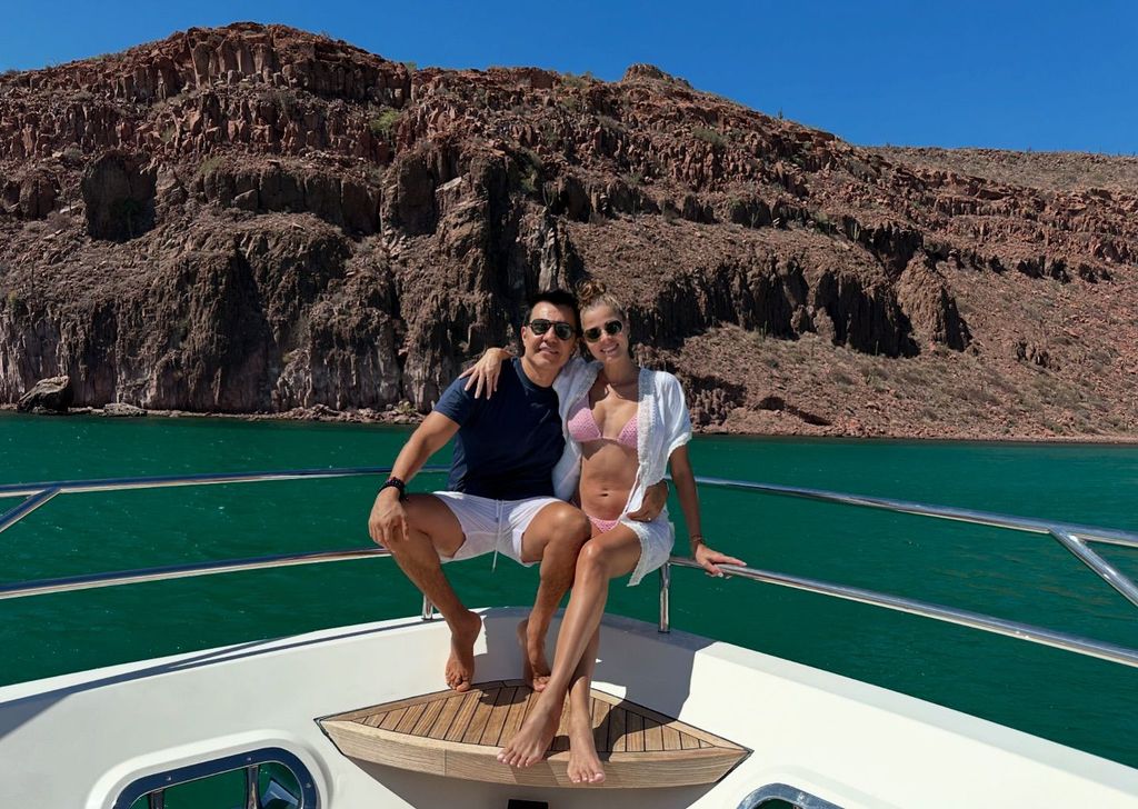 Adrián Uribe y Thuany se dejaron ver muy enamorados a bordo de un yate.