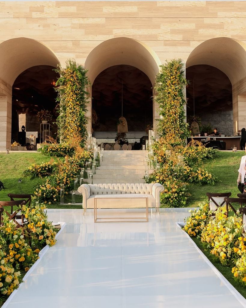 Decoración de bodas en amarillo altar