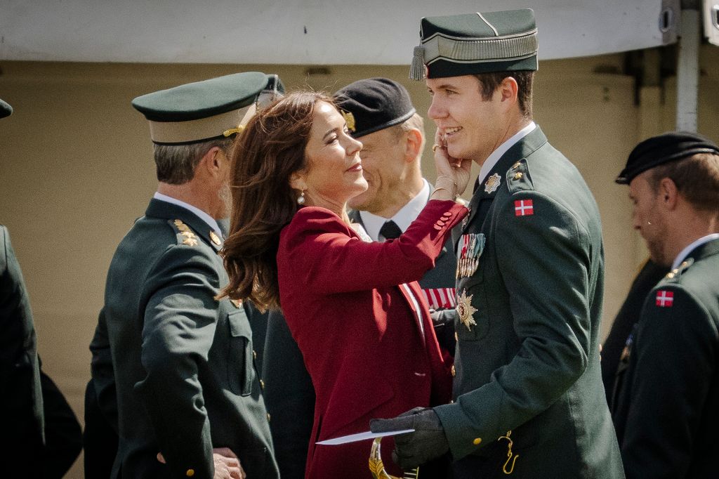 La emoción del momento dejó imágenes tan espontáneas como esta, en la que Mary parece retirar con ternura el rastro de un beso en la mejilla de Christian
