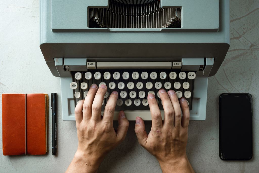 En las máquinas de escribir, la posición de los dedos ya era clave para ganar velocidad, precisión y no tener que mirar cada tecla