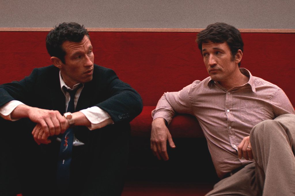 Ellos son dos hombres que pelean por la misma mujer