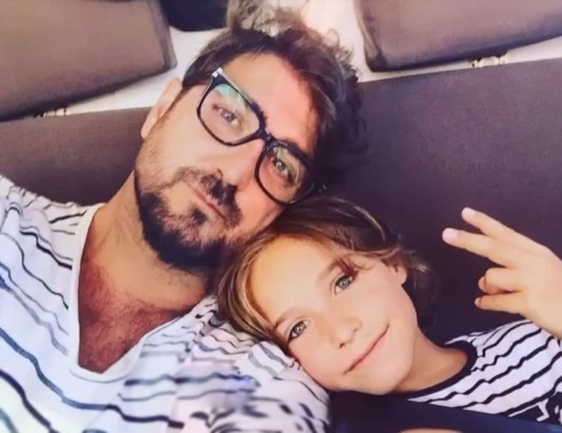 Primer plano de Antonio Orozco y su hijo Jan