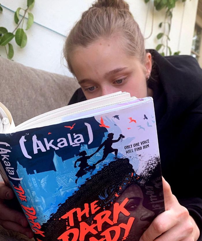Shiloh Jolie Pitt leyendo un libro de Akala