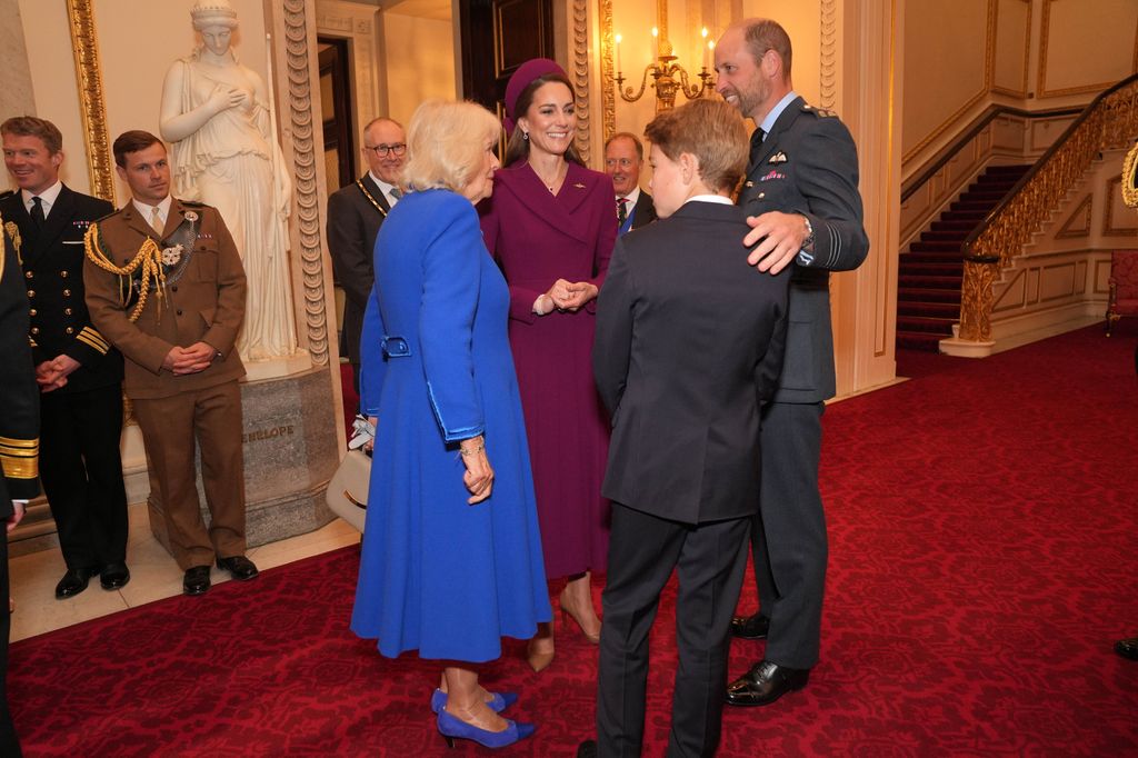 El príncipe George junto a sus padres, Kate y Guillermo, y la reina Camilla en la fiesta del té en homenaje a veteranos de guerra