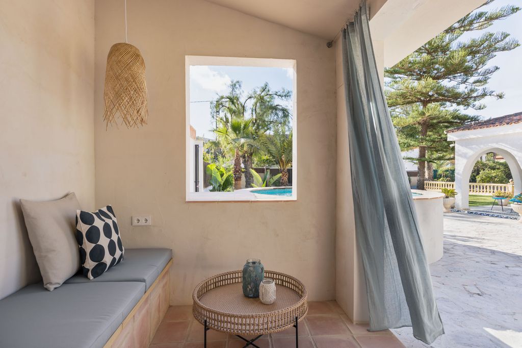 Proyecto de 'chill out' sostenible en Alicante realizado por el estudio Poveda Biointeriorismo. 