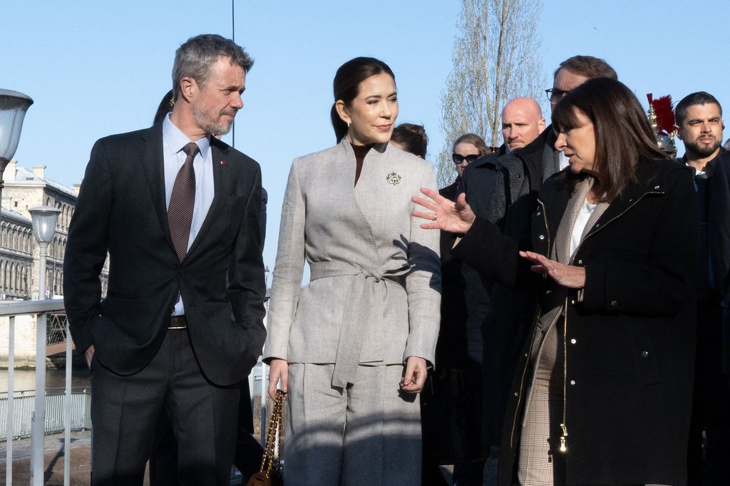 Mary de Dinamarca y el rey Federico X pasean por París con la alcaldesa Anne Hidalgo